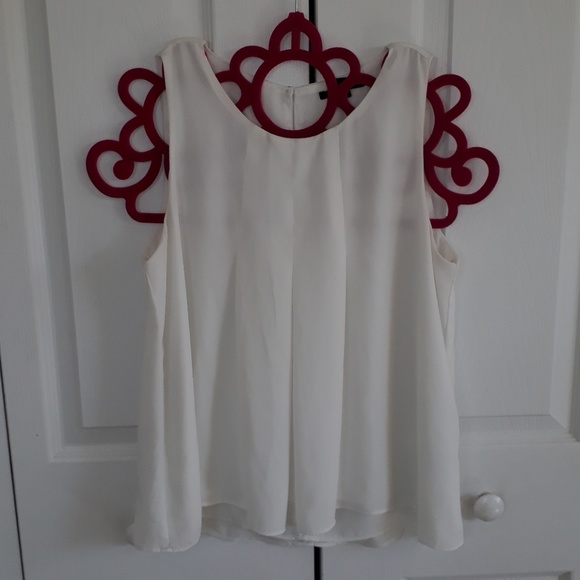 A white sleeveless dress shirt - Picture 1 of 2